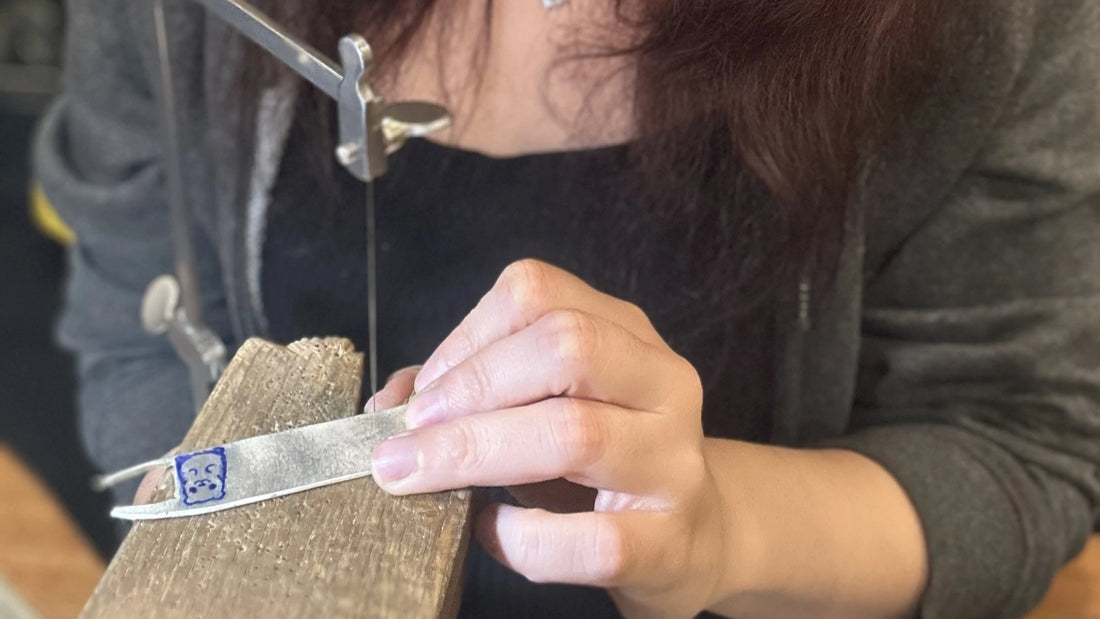 Sara Ponte, fondatrice di Sara Grace Jewelry, a lavoro