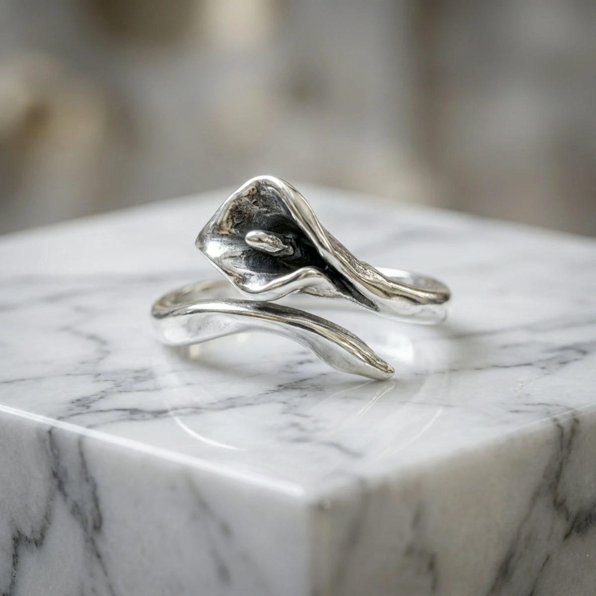 Sara Grace Jewelry anello in argento 925 calla vista laterale – gioiello floreale artigianale