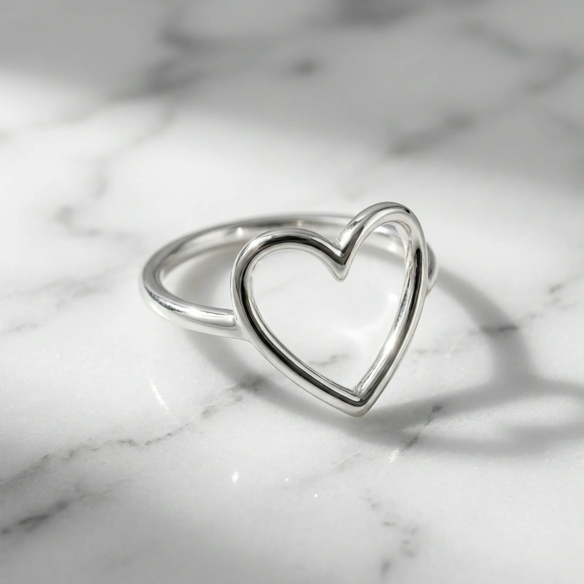 Sara Grace Jewelry anello artigianale in argento 925 a forma di cuore dettaglio frontale – gioiello romantico fatto a mano