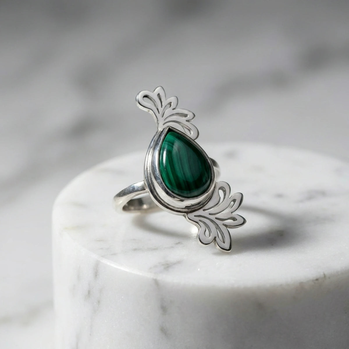 Sara Grace Jewelry anello foglia in argento 925 con pietra malachite – gioiello nature inspired fatto a mano