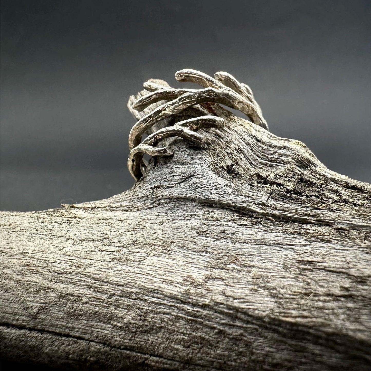 dettaglio anello a forma di corallo argento 925