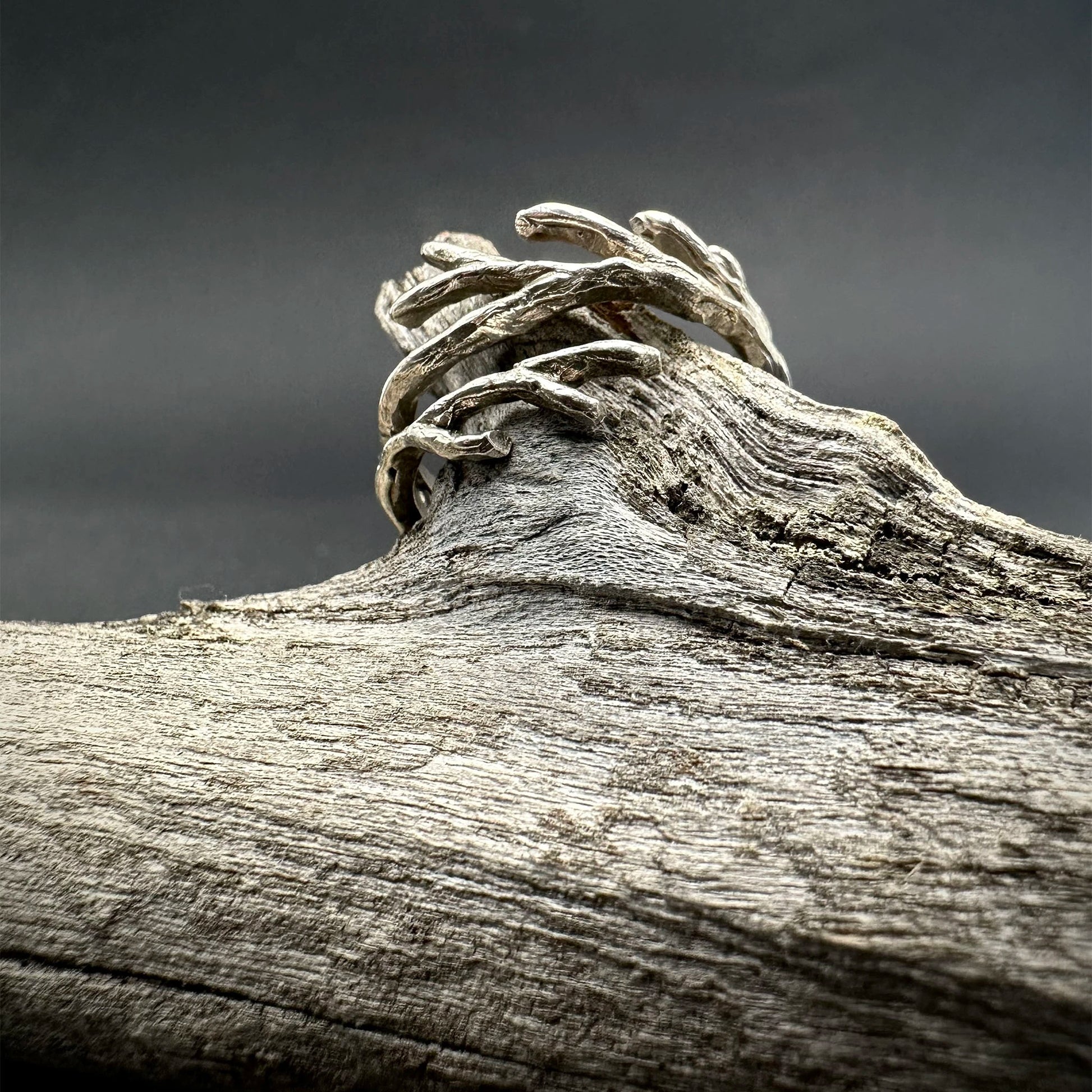 dettaglio anello a forma di corallo argento 925