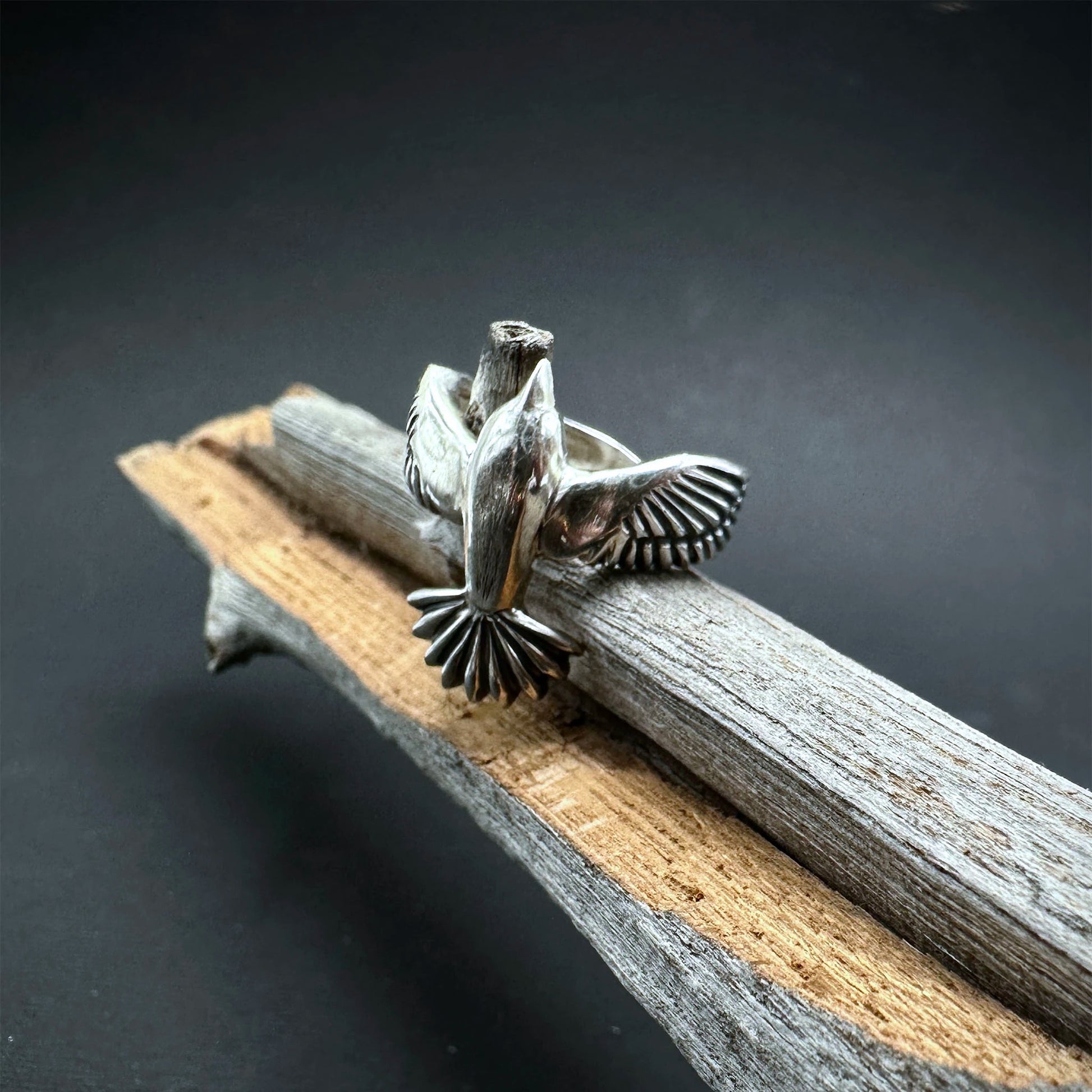 dettaglio frontale anello a forma di animale corvo in argento 925