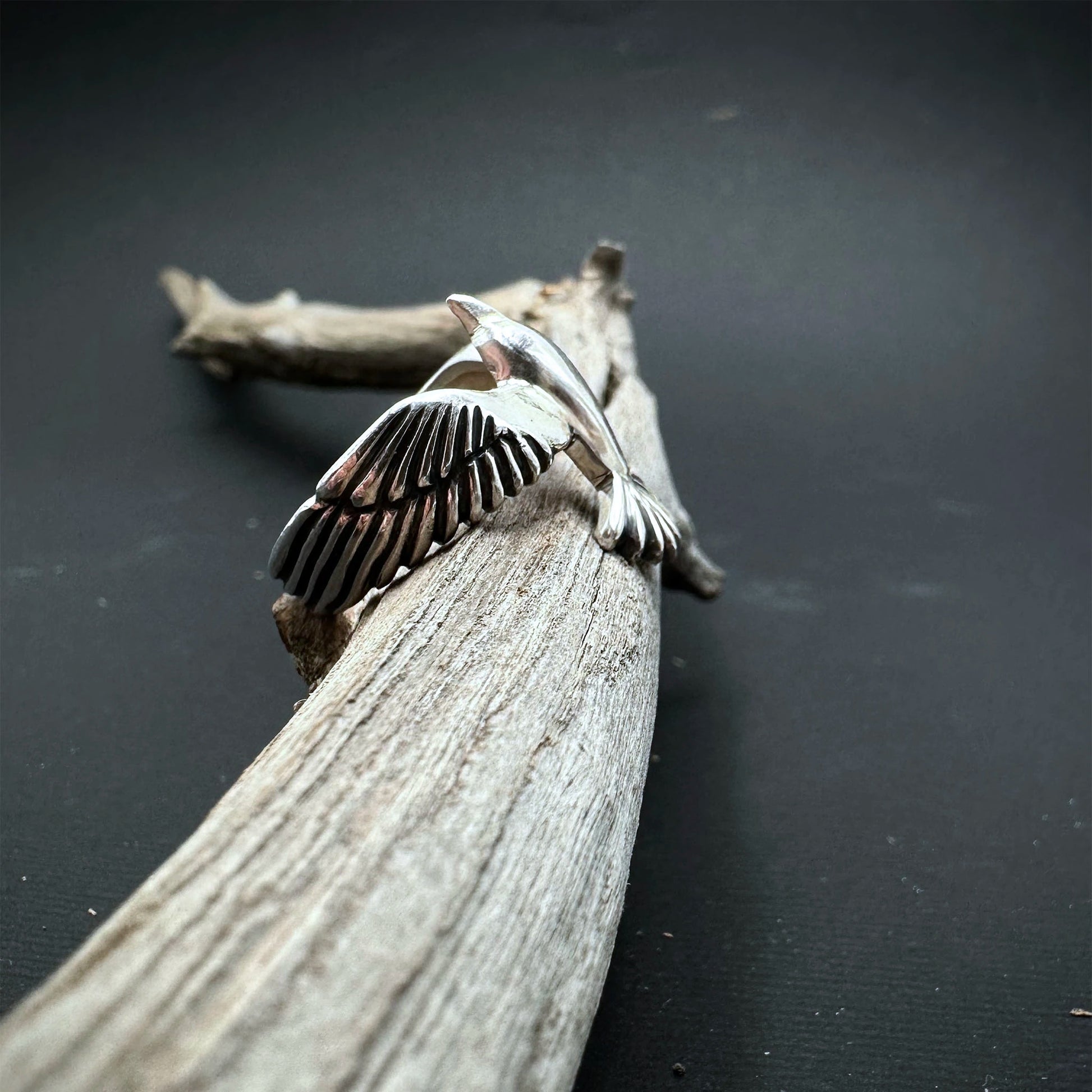 dettaglio laterale anello a forma di animale corvo in argento 925