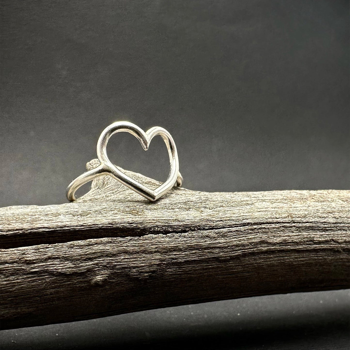 dettaglio anello a forma di cuore in argento 925