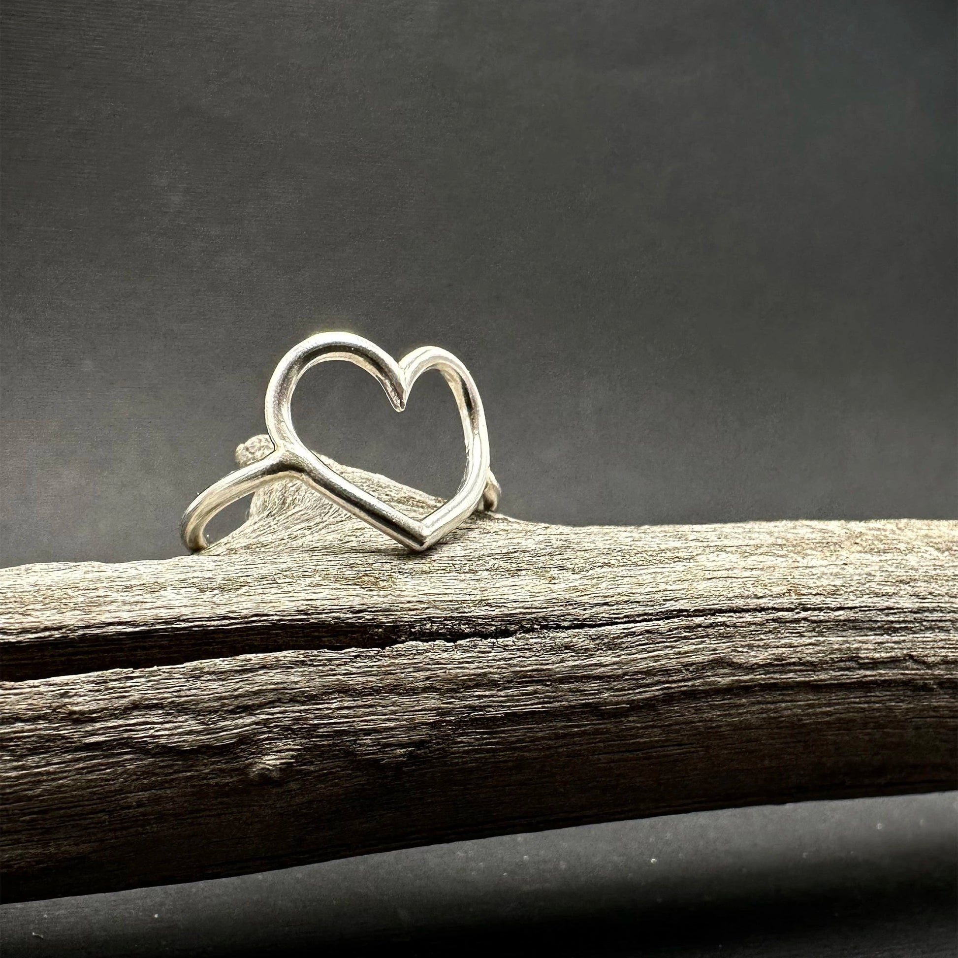 dettaglio anello a forma di cuore in argento 925