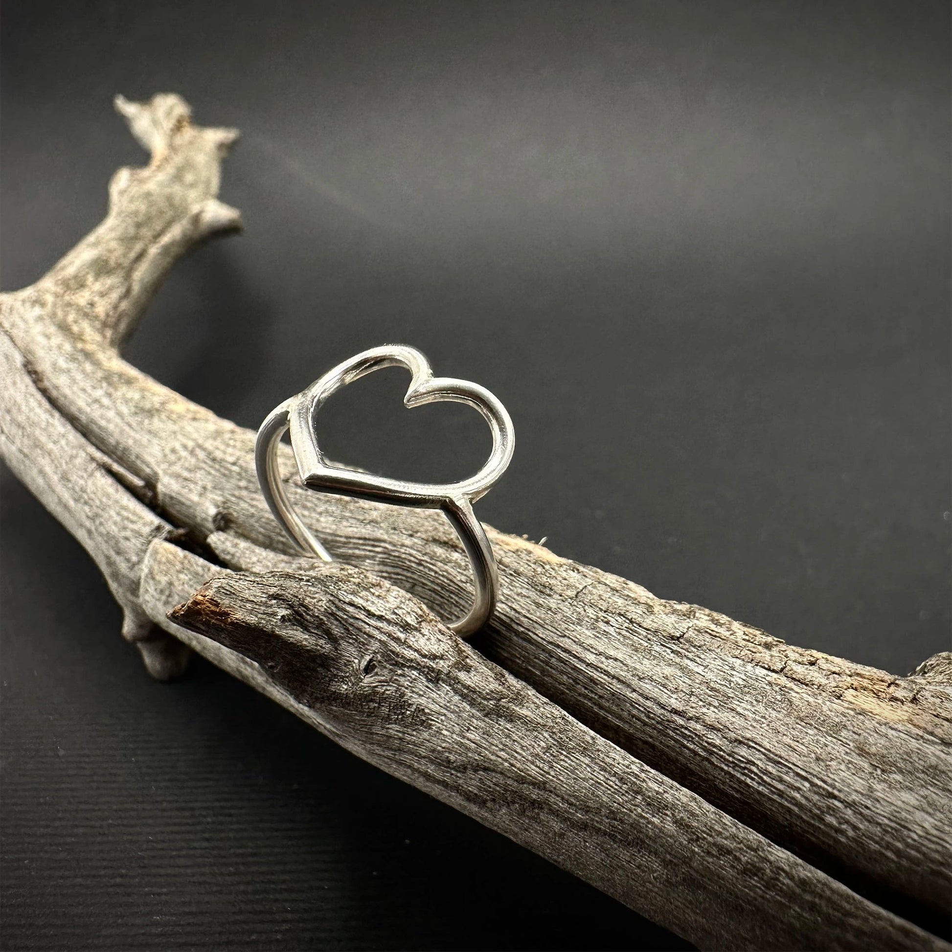 dettaglio anello a forma di cuore in argento 925 da sopra