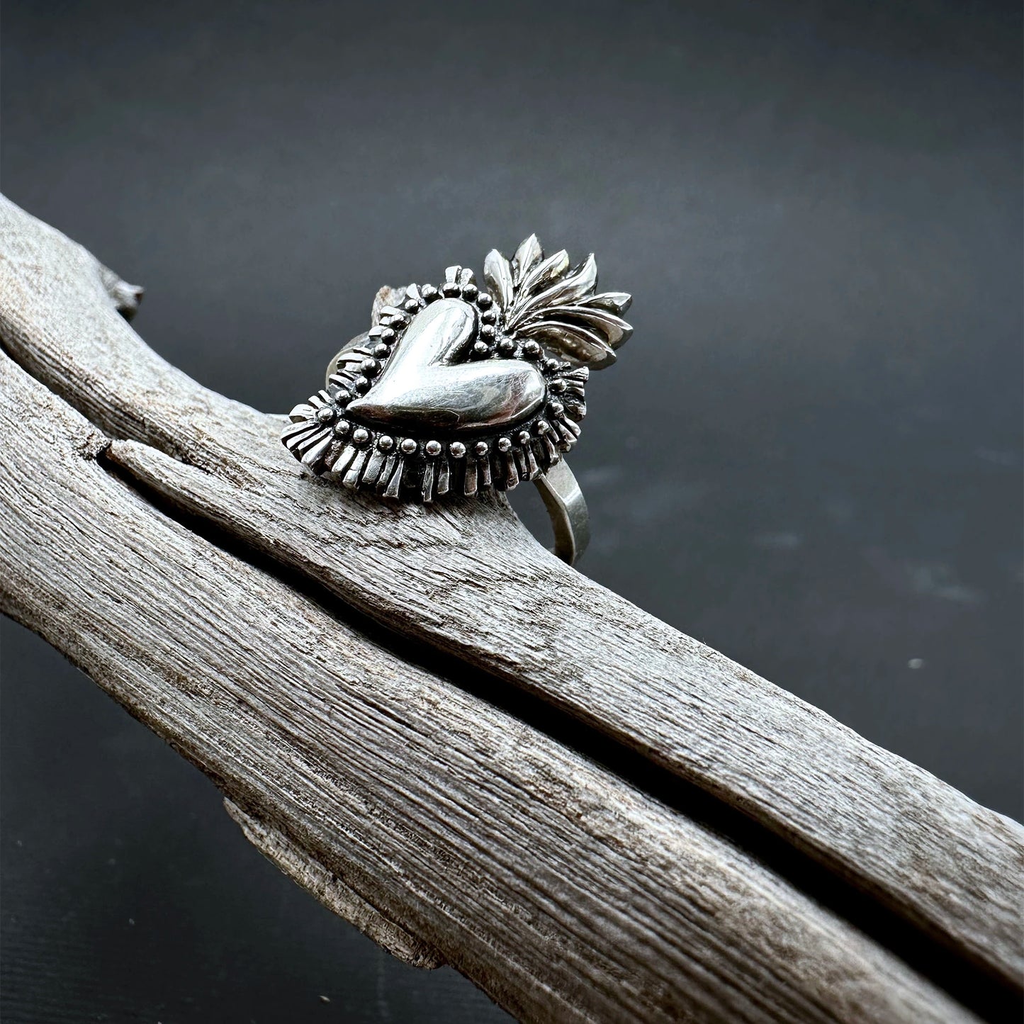 dettaglio anello cuore sacro in argento 925