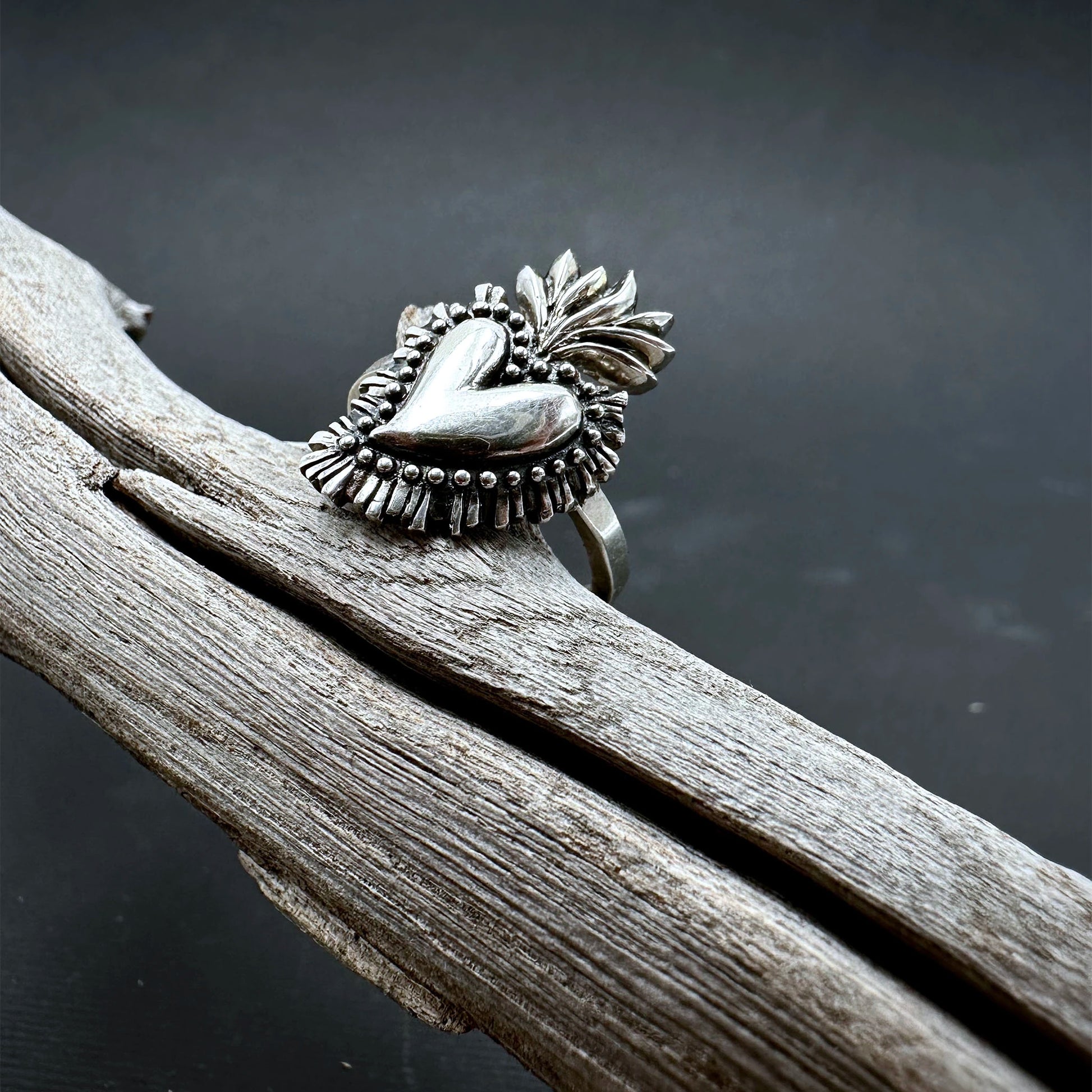 dettaglio anello cuore sacro in argento 925