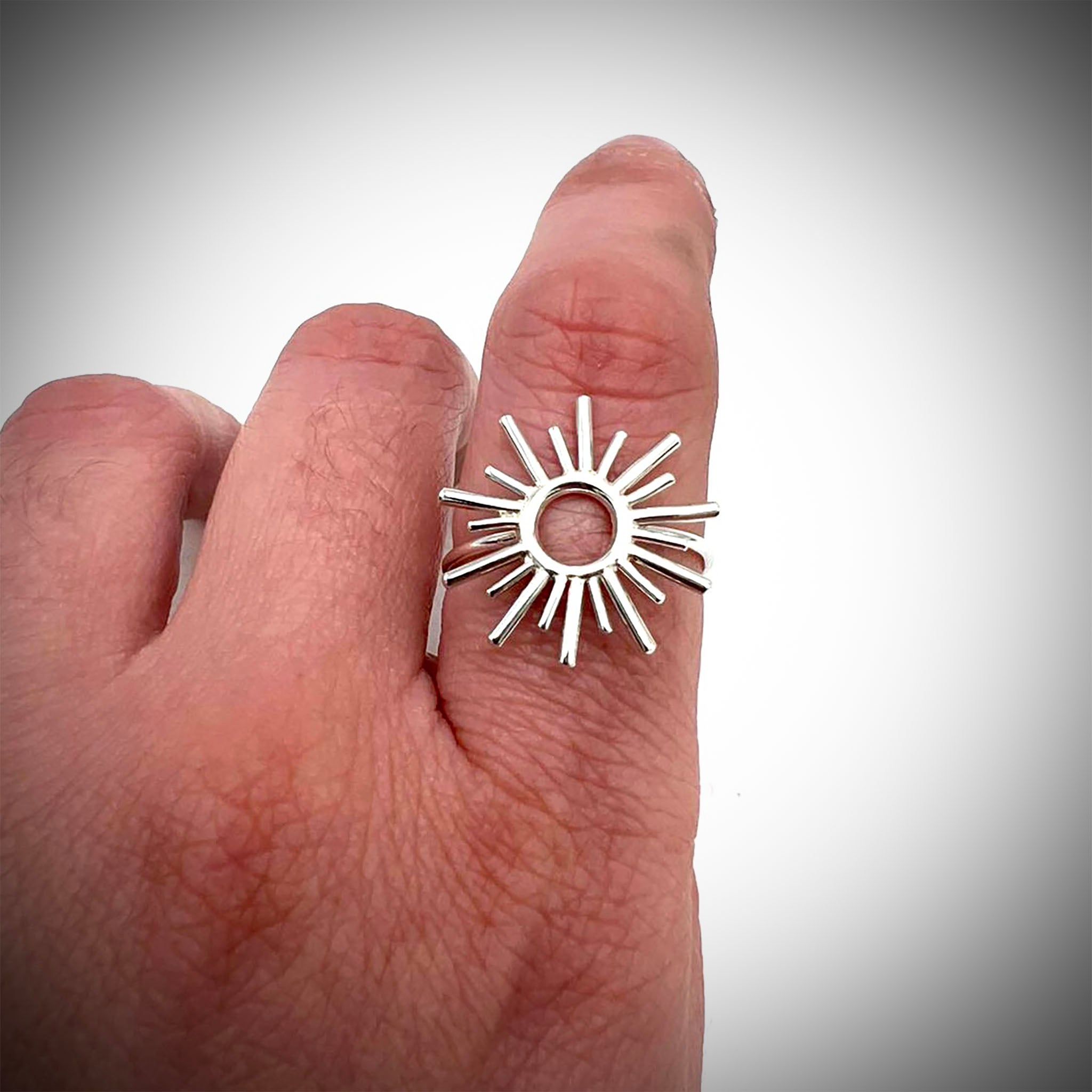 anello argento 925 a forma di sole indossato