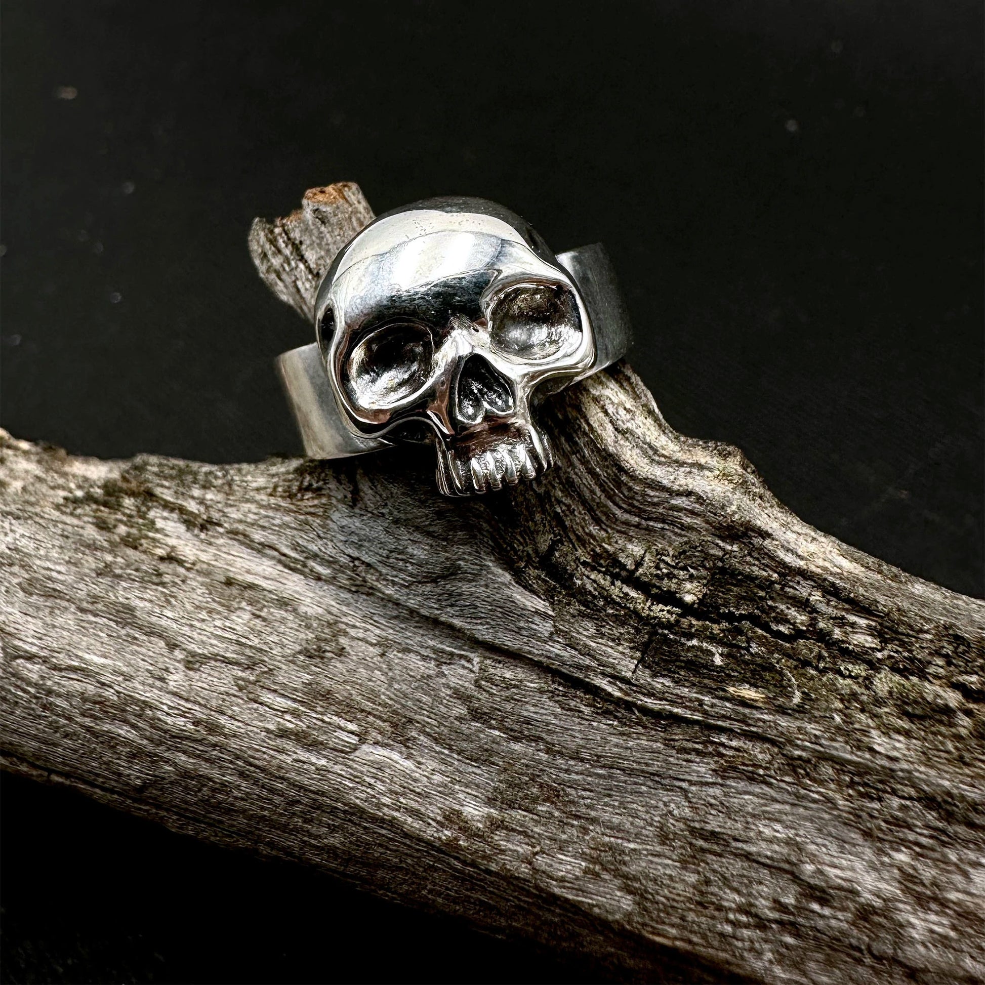 dettaglio anello a forma di teschio in argento 925
