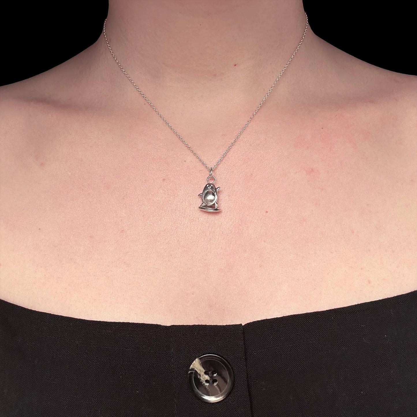 ciondolo argento 925 a forma di avocado che fa surf con catenina 40 cm