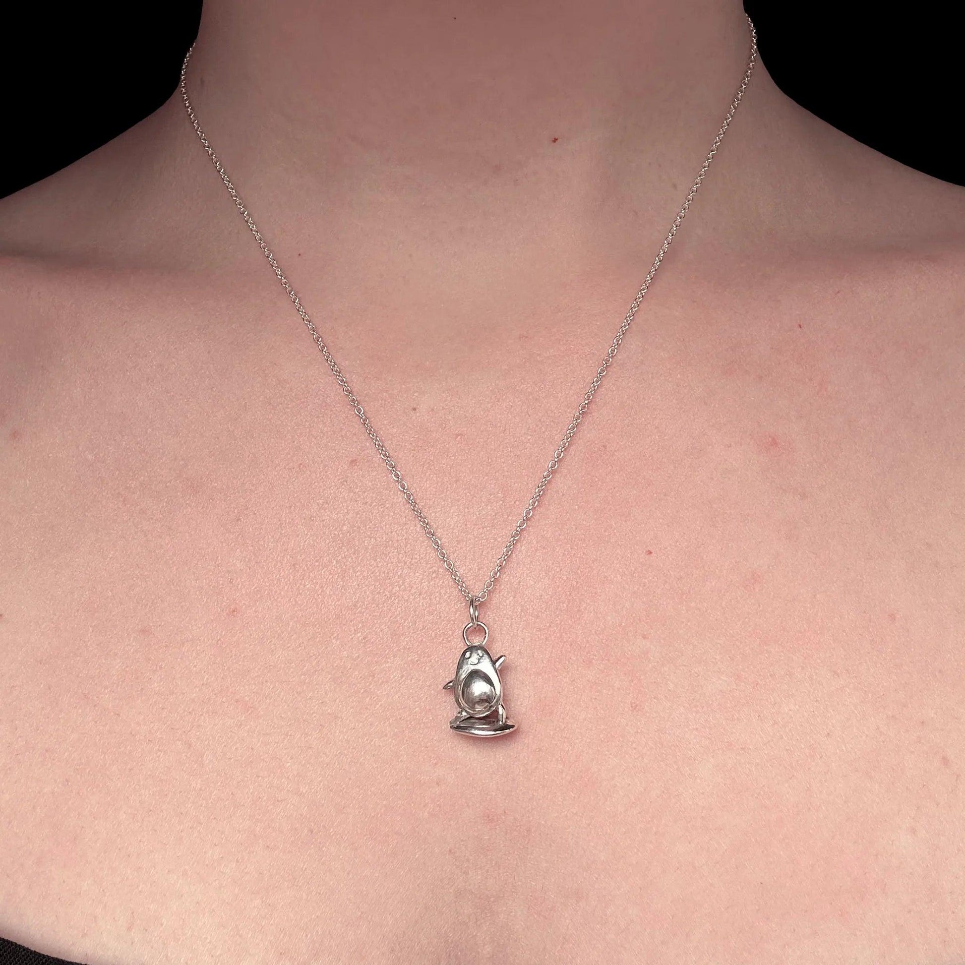 ciondolo argento 925 a forma di avocado che fa surf con catenina 45 cm