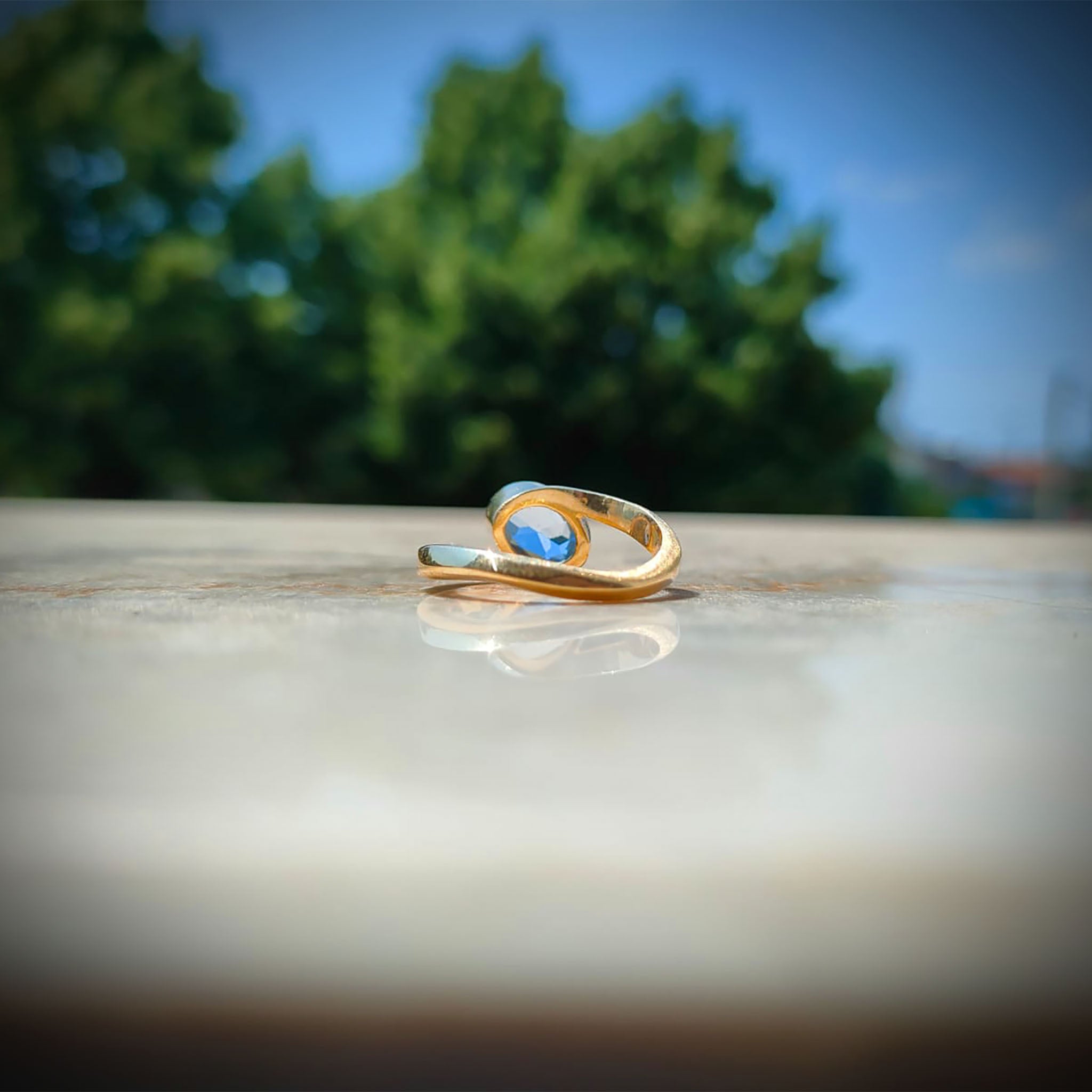 anello oro giallo 18 kt con zircone incastonato vista laterale