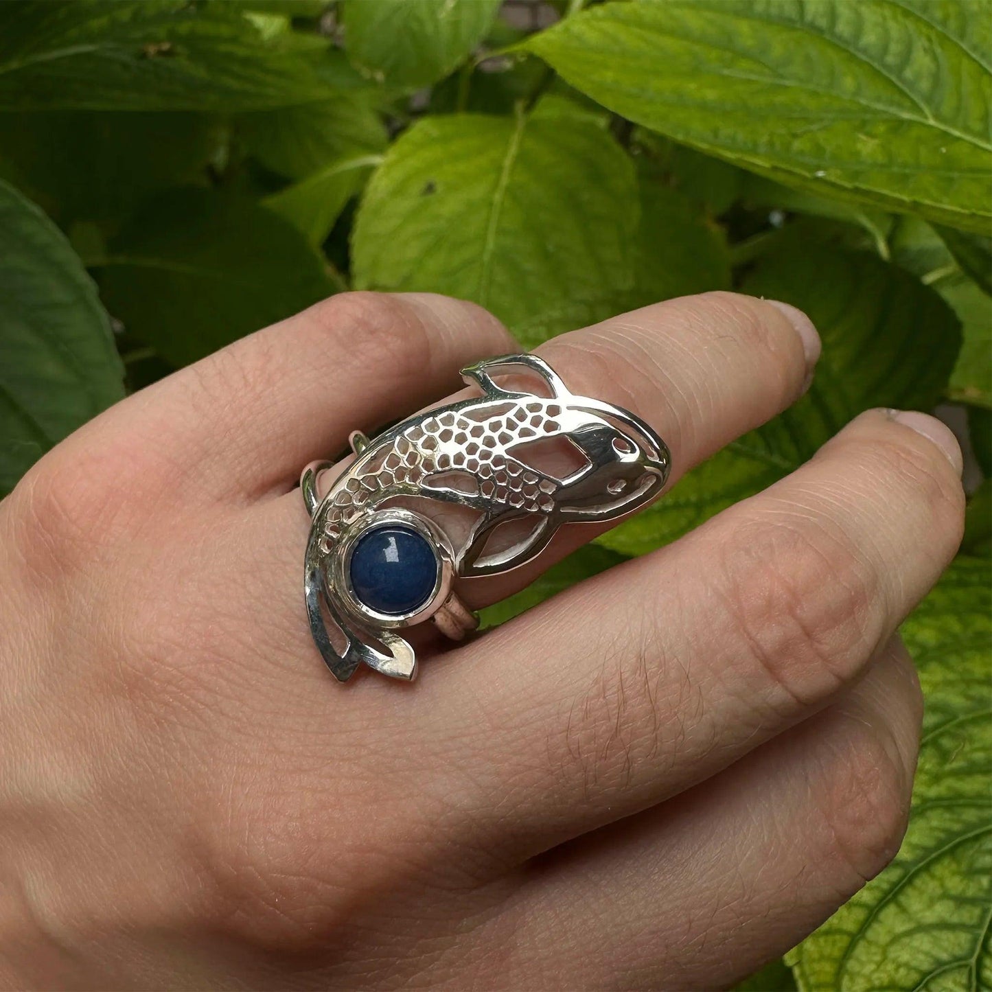 Anello a forma di carpa in argento 925 indossato lato 2