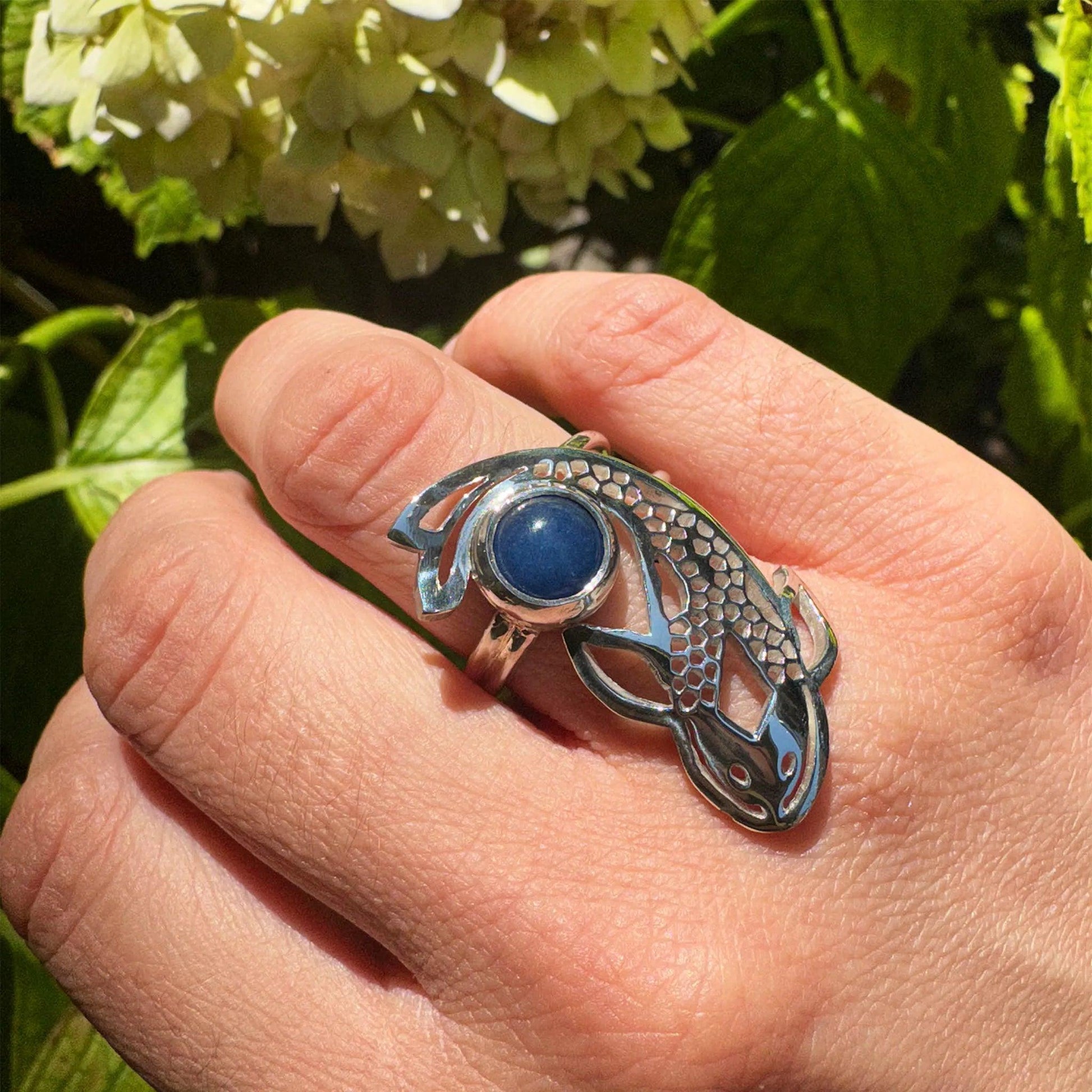 Anello a forma di carpa in argento 925 indossato lato