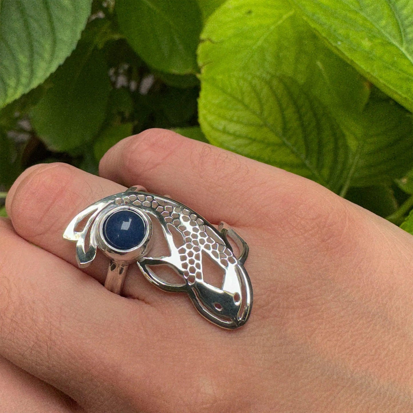 Anello a forma di carpa in argento 925 indossato fronte