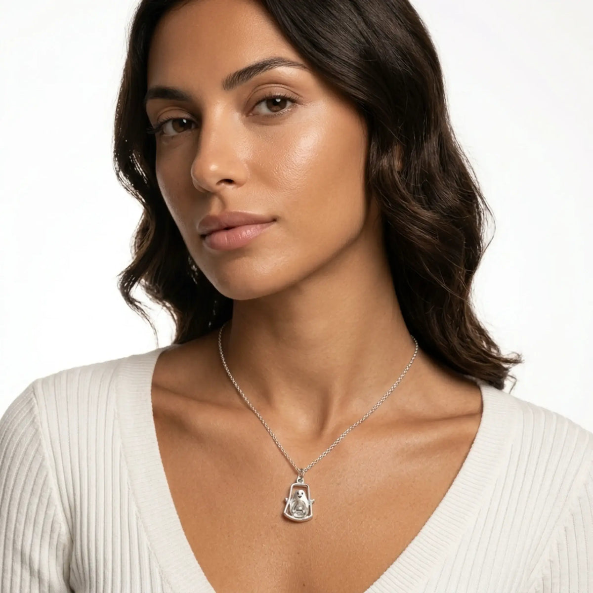Sara Grace Jewelry - Foto Prodotto Ciondolo Avocado sull'altalena Argento 925 Indossato con Catenina 40 cm