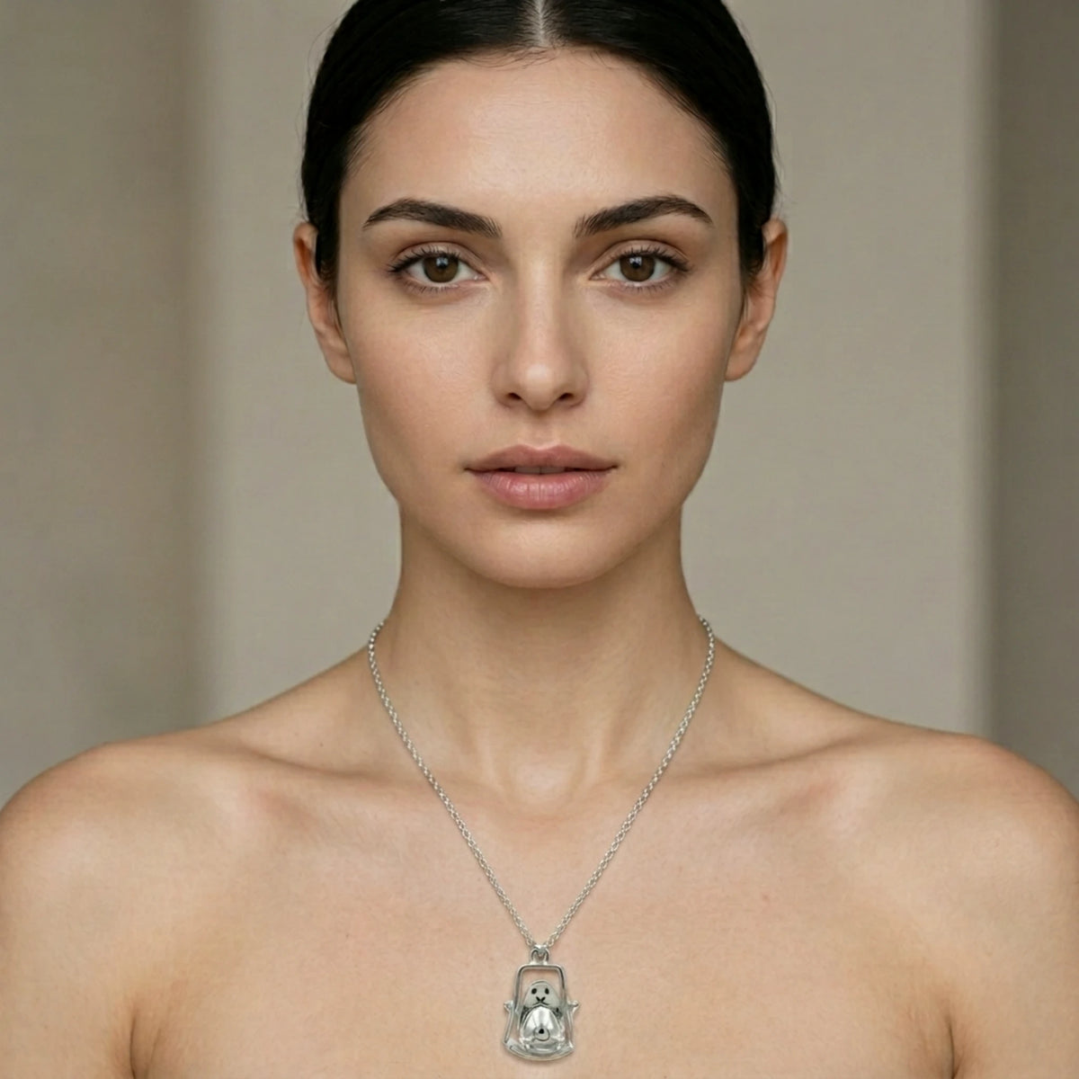 Sara Grace Jewelry - Foto Prodotto Ciondolo Avocado sull'altalena Argento 925 Indossato con Catenina 45 cm