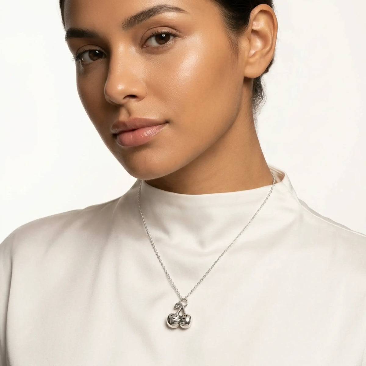 Sara Grace Jewelry - Foto Prodotto Ciondolo Ciliegine Argento 925 Indossato con Catenina 40 cm