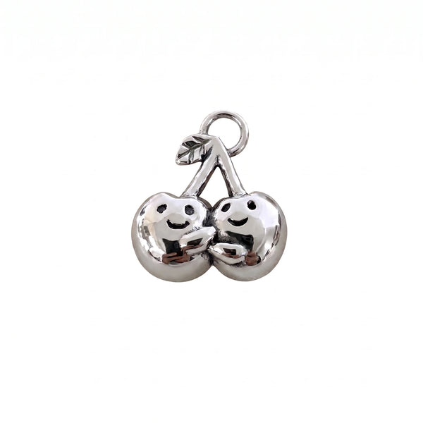 Sara Grace Jewelry - Foto Prodotto Ciondolo Ciliegine Su Sfondo Bianco