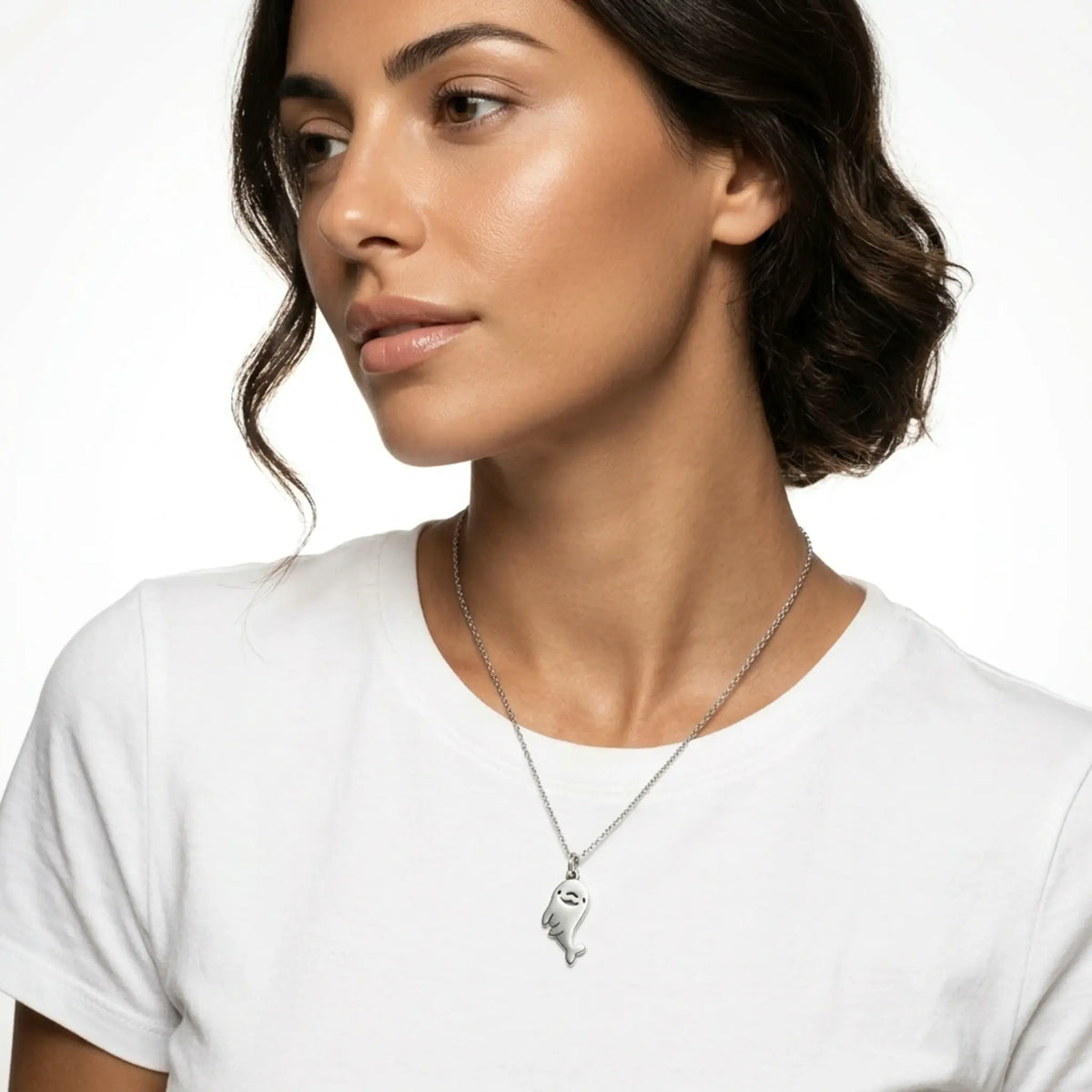 Sara Grace Jewelry - Foto Prodotto Ciondolo Delfino Argento 925 Indossato con Catenina 40 cm