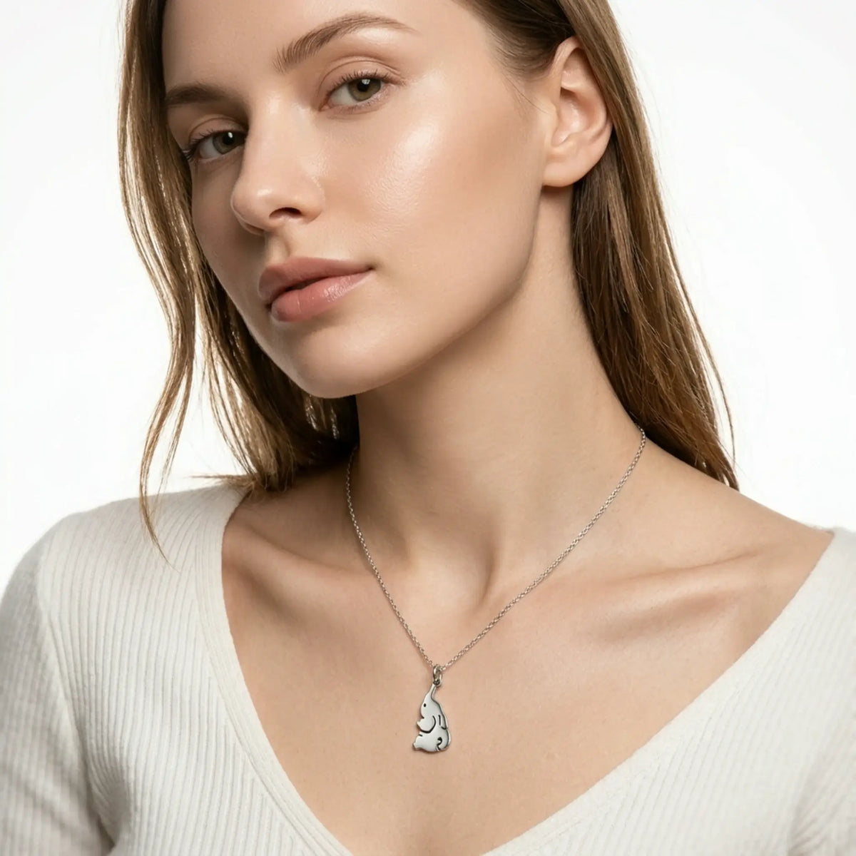 Sara Grace Jewelry - Foto Prodotto Ciondolo Elefantino Argento 925 Indossato con Catenina 40 cm