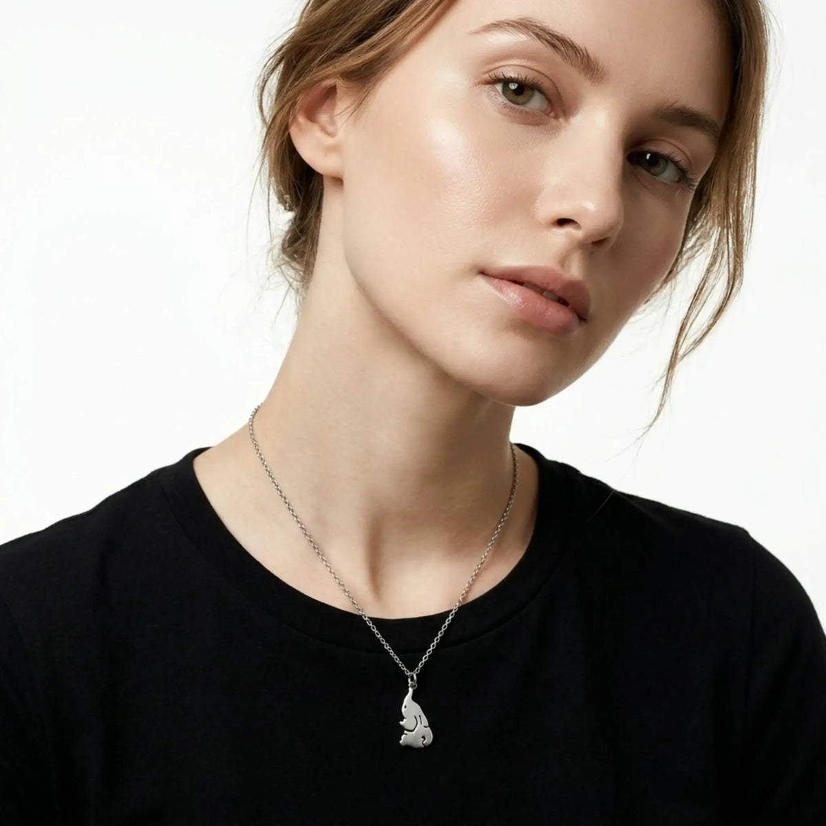 Sara Grace Jewelry - Foto Prodotto Ciondolo Elefante Argento 925 Indossato con Catenina 45 cm