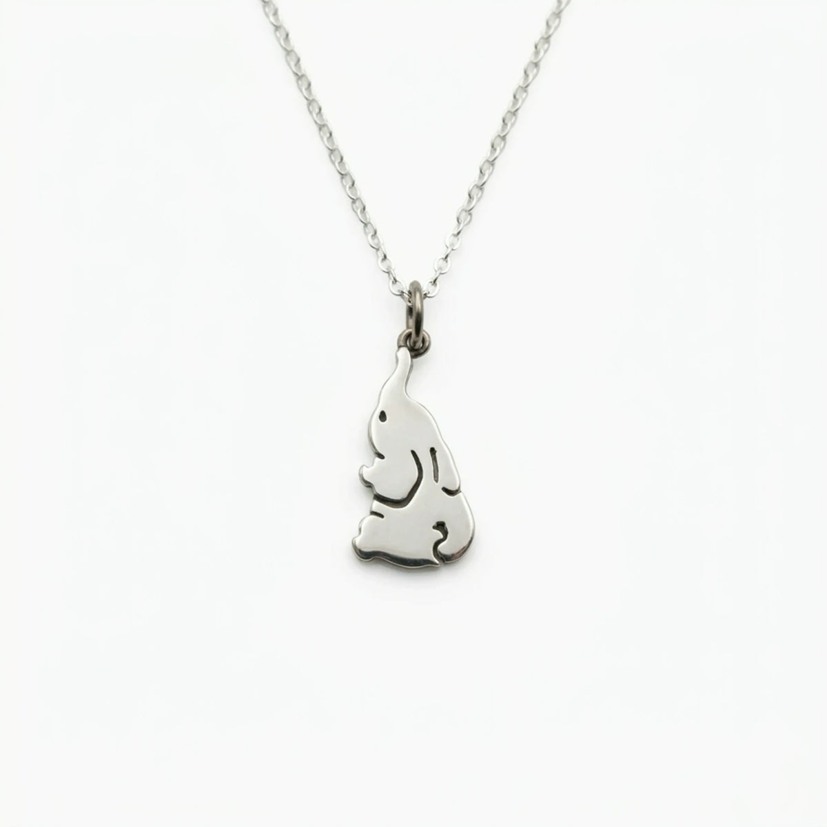 Sara Grace Jewelry - Foto Prodotto Ciondolo Elefante Su Sfondo Bianco