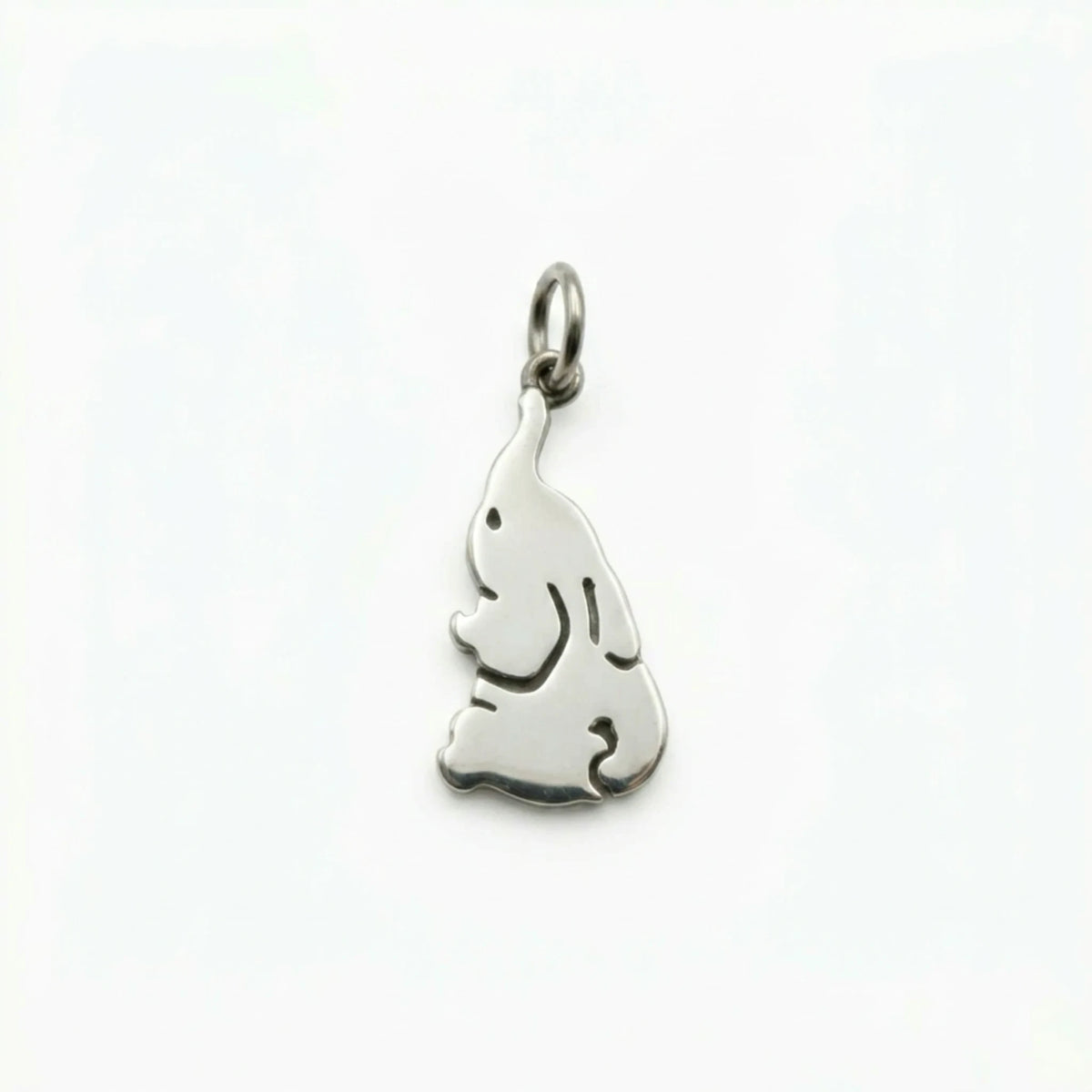 Sara Grace Jewelry - Foto Prodotto Ciondolo Elefante Su Sfondo Bianco