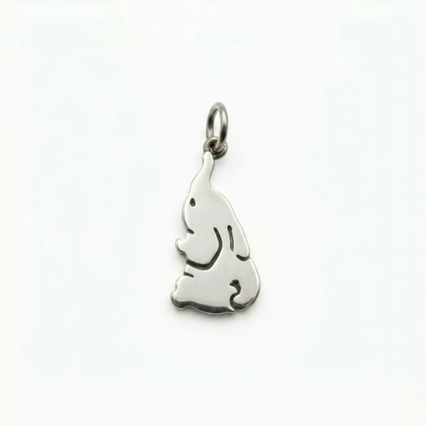 Sara Grace Jewelry - Foto Prodotto Ciondolo Elefante Su Sfondo Bianco