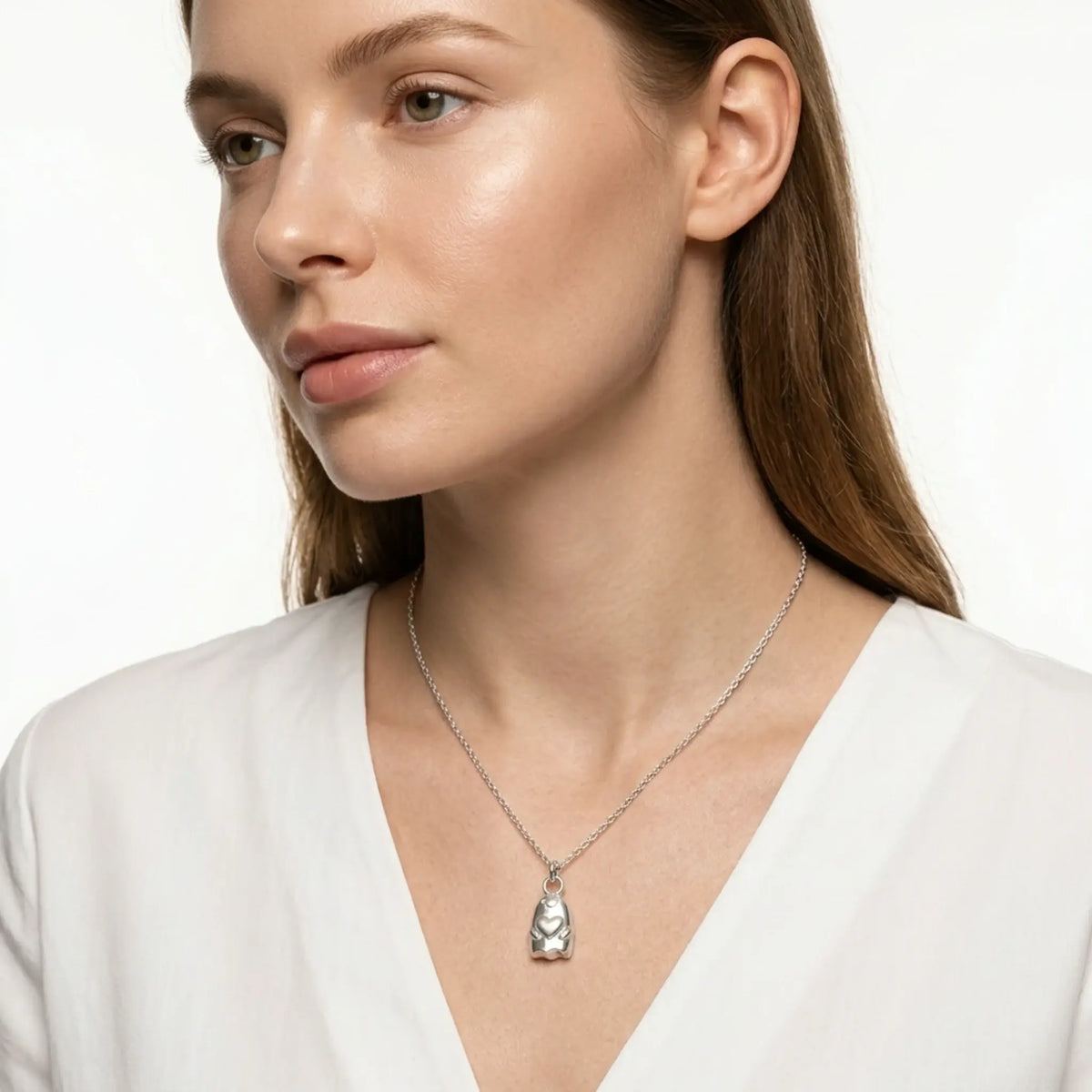Sara Grace Jewelry - Foto Prodotto Ciondolo Fantasmino Argento 925 Indossato con Catenina 40 cm