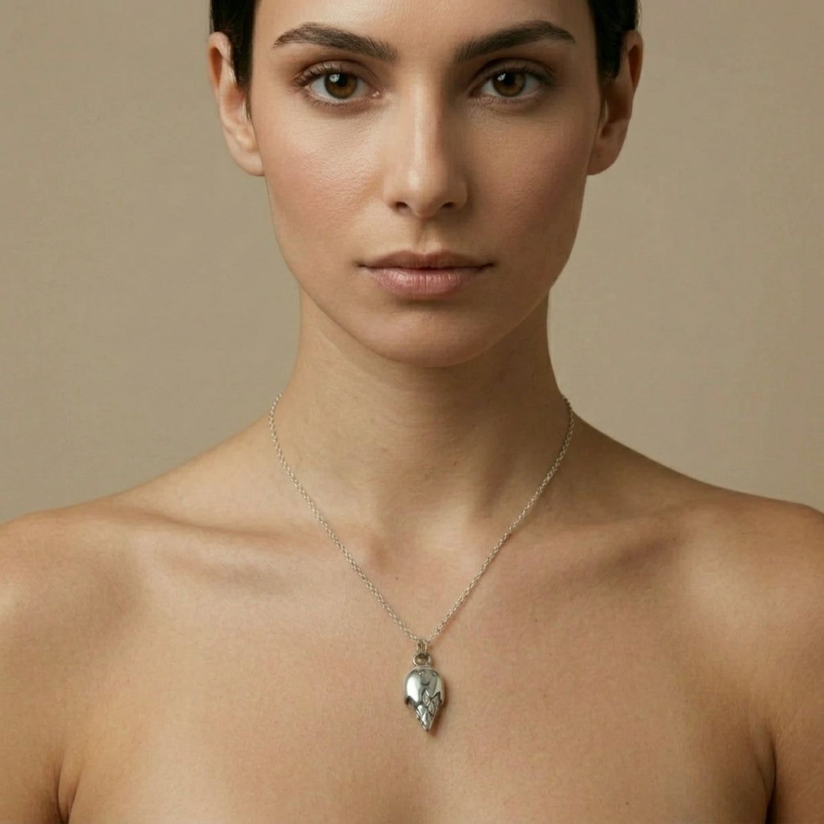 Sara Grace Jewelry - Foto Prodotto Ciondolo Gelatino Argento 925 Indossato con Catenina 40 cm
