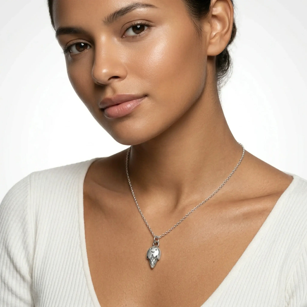 Sara Grace Jewelry - Foto Prodotto Ciondolo Gelatino Argento 925 Indossato con Catenina 40 cm