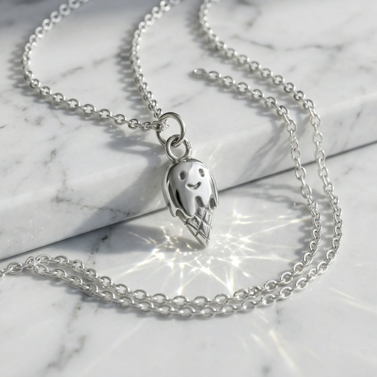 Sara Grace Jewelry ciondolo in argento 925 cono gelato dettaglio artigianale – gioiello estivo vista laterale