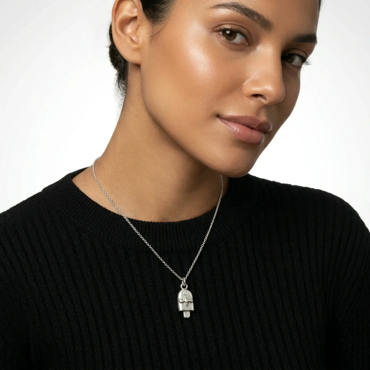 Sara Grace Jewelry - Foto Prodotto Ciondolo Ghiacciolo Argento 925 Indossato con Catenina 45 cm