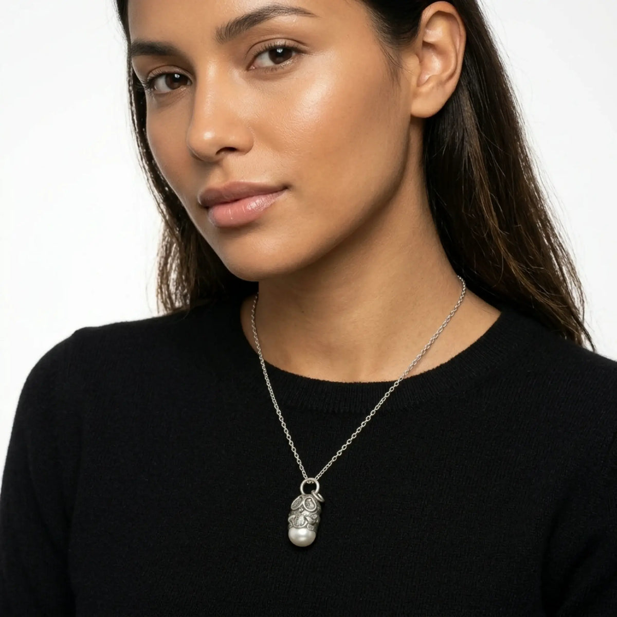 Sara Grace Jewelry - Foto Prodotto Ciondolo Gufinion Argento 925 Indossato con Catenina 45 cm