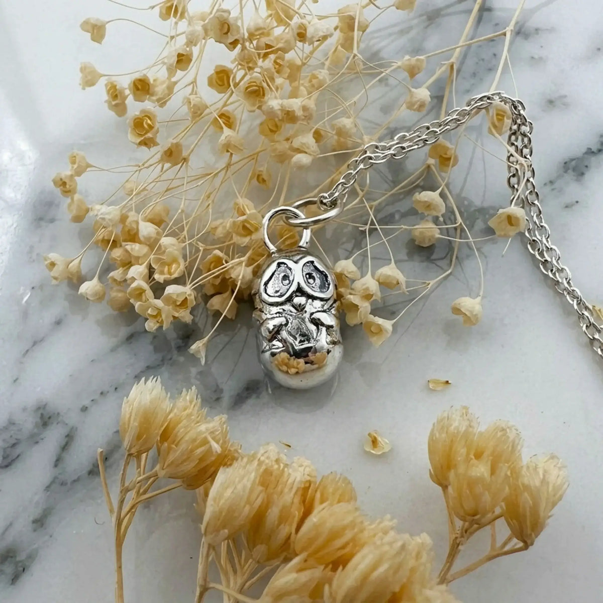Sara Grace Jewelry ciondolo artigianale in argento 925 gufo e minion stilizzato – gioiello fatto a mano
