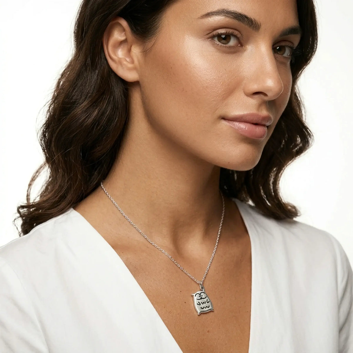 Sara Grace Jewelry - Foto Prodotto Ciondolo Gufo Argento 925 Indossato con Catenina 40 cm