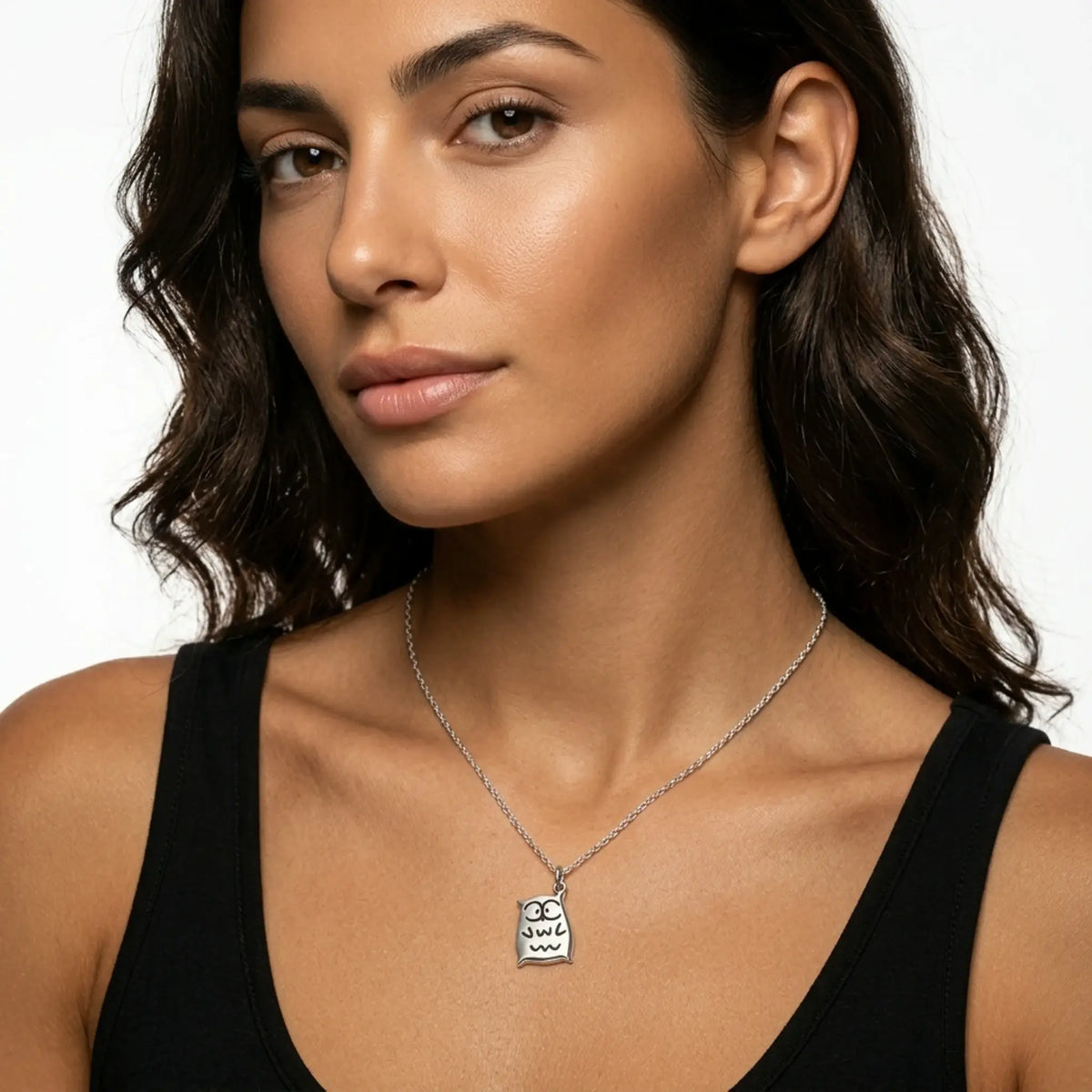 Sara Grace Jewelry - Foto Prodotto Ciondolo Gufo Argento 925 Indossato con Catenina 45 cm