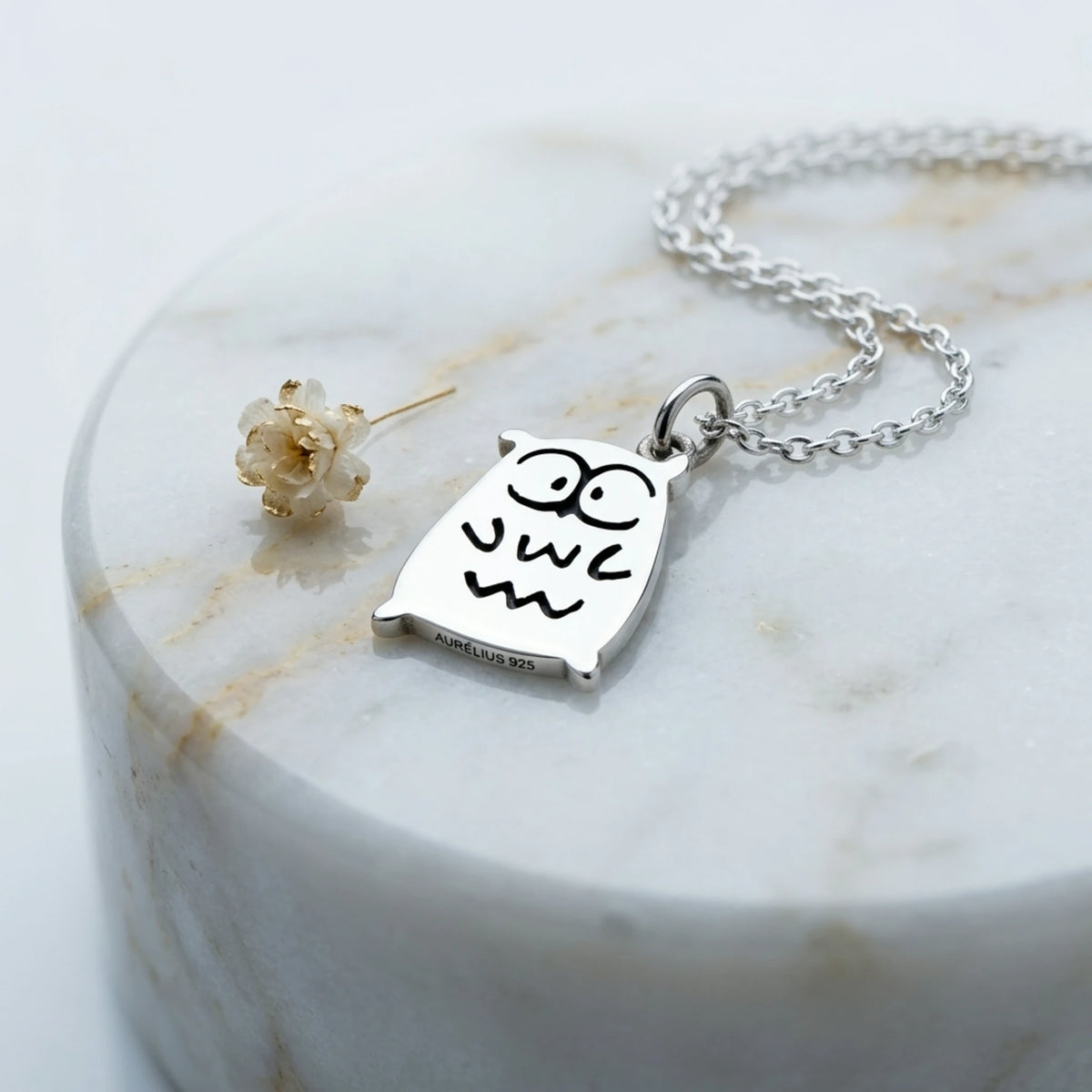 Sara Grace Jewelry ciondolo artigianale in argento 925 a forma di gufo – gioiello fatto a mano vista laterale
