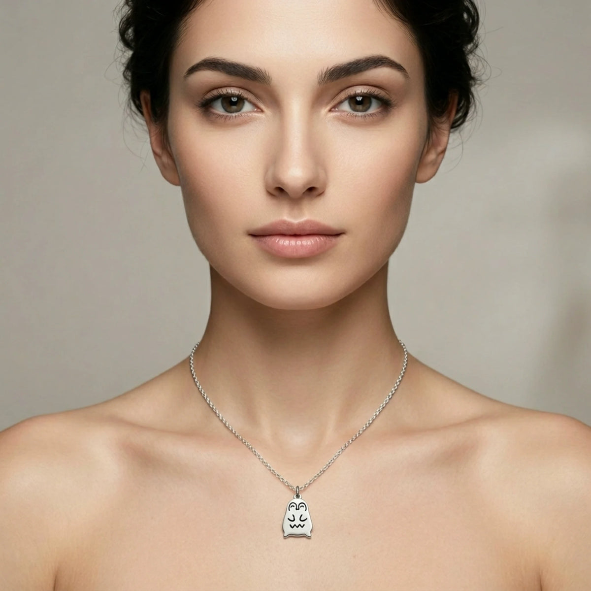 Sara Grace Jewelry - Foto Prodotto Ciondolo Pinguino Argento 925 Indossato con Catenina 40 cm