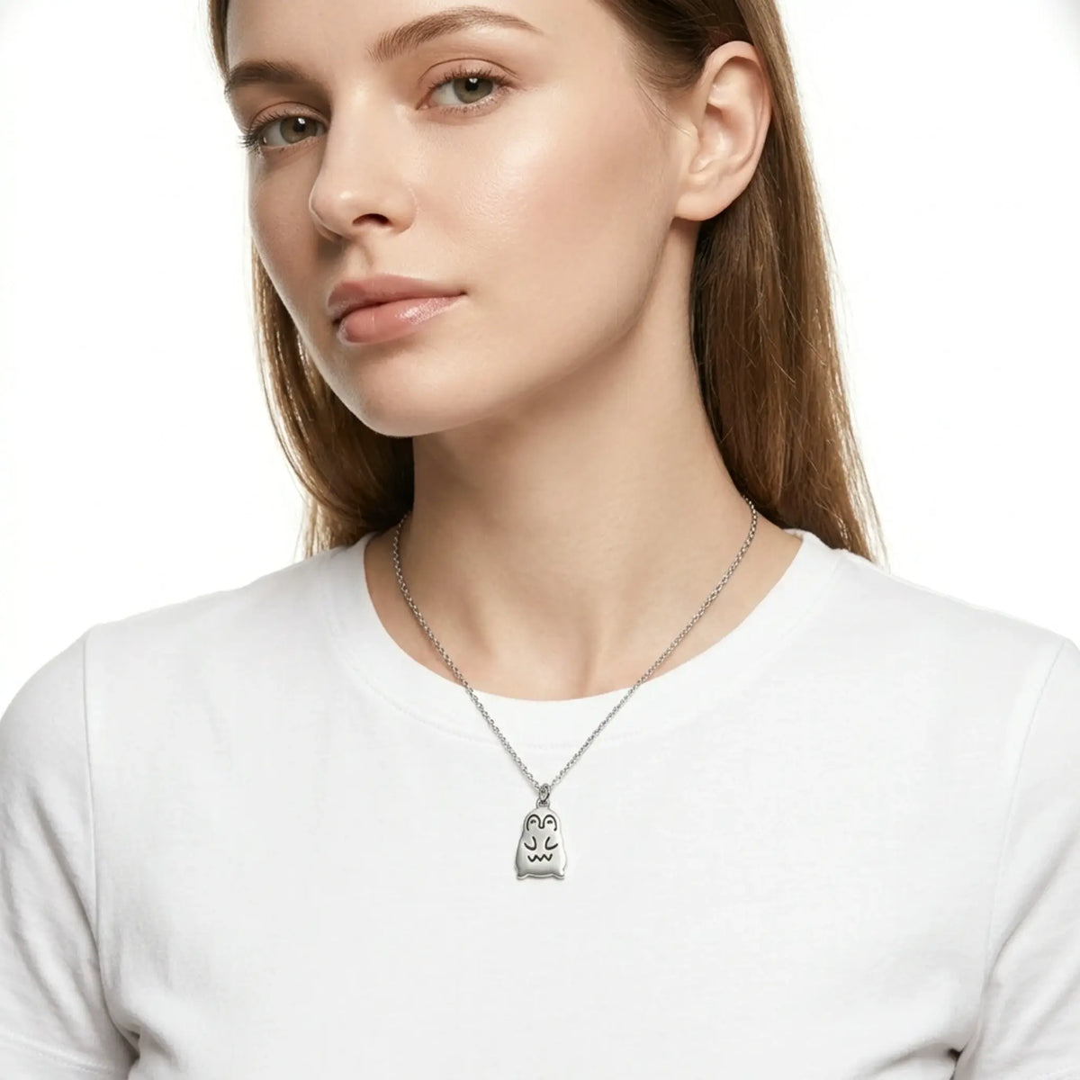 Sara Grace Jewelry - Foto Prodotto Ciondolo Pinguino Argento 925 Indossato con Catenina 40 cm