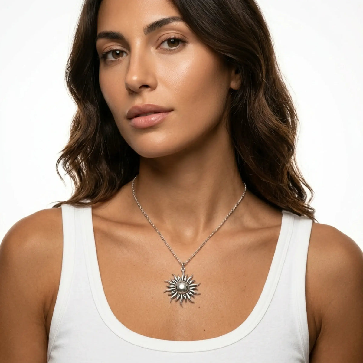 Sara Grace Jewelry - Foto Prodotto Ciondolo Sole Argento 925 Indossato con Catenina 40 cm