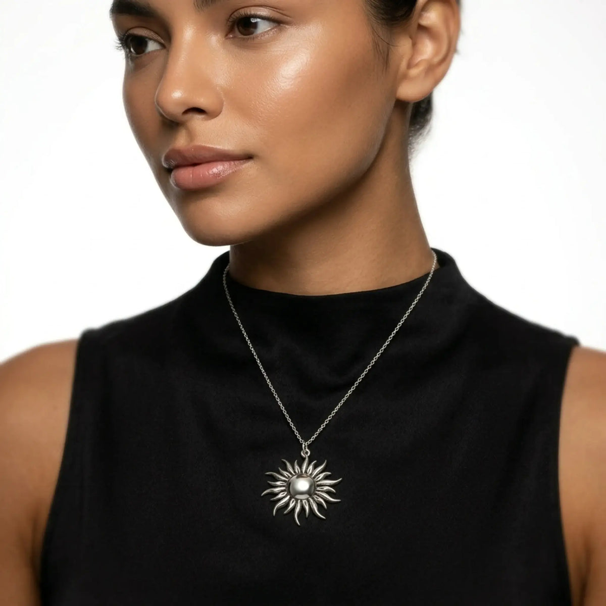 Sara Grace Jewelry - Foto Prodotto Ciondolo Sole Argento 925 Indossato con Catenina 45 cm