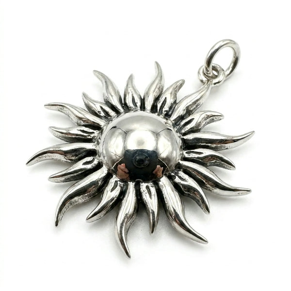 Sara Grace Jewelry - Foto Prodotto Ciondolo Sole Su Sfondo Bianco