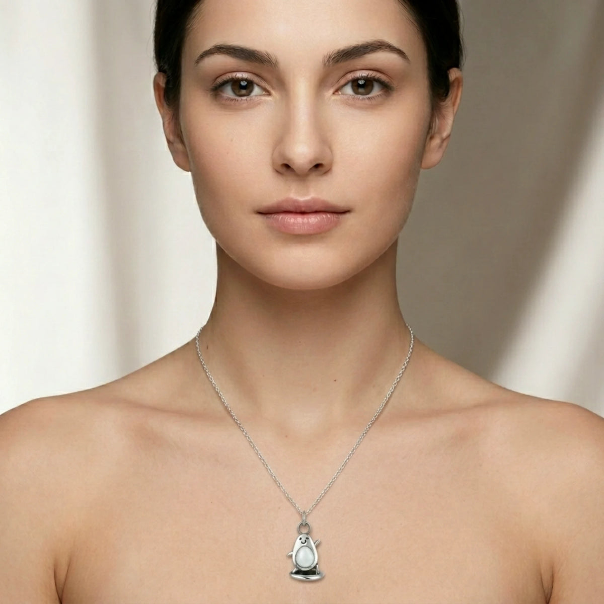 Sara Grace Jewelry - Foto Prodotto Ciondolo Surfavocado Argento 925 Indossato con Catenina 45 cm