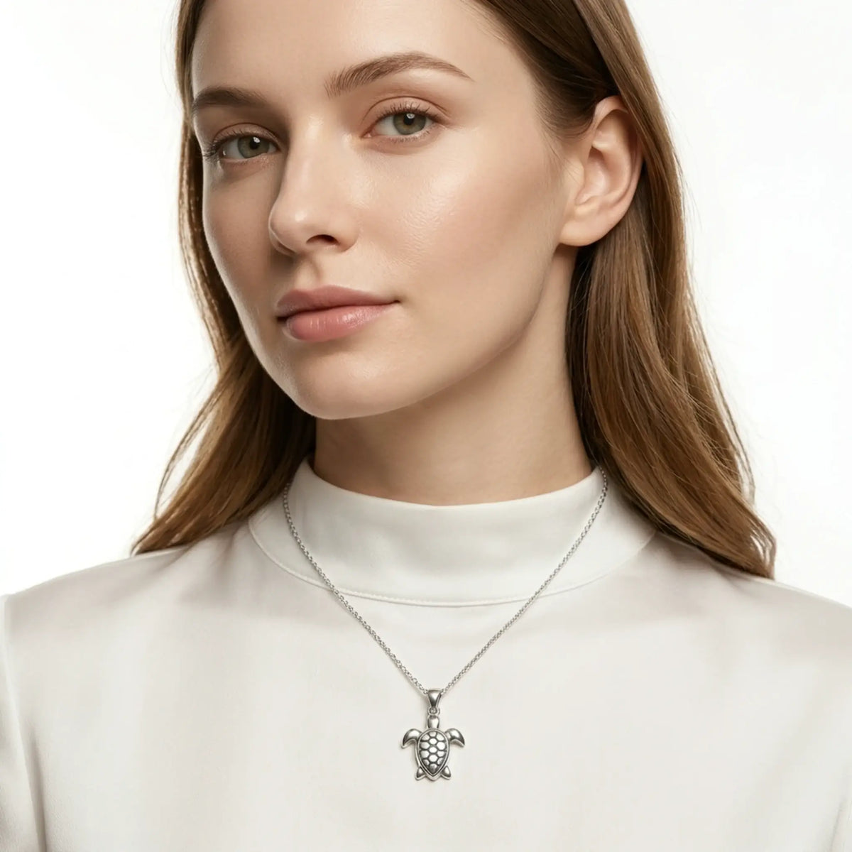 Sara Grace Jewelry - Foto Prodotto Ciondolo Tartarughina Argento 925 Indossato con Catenina 40 cm