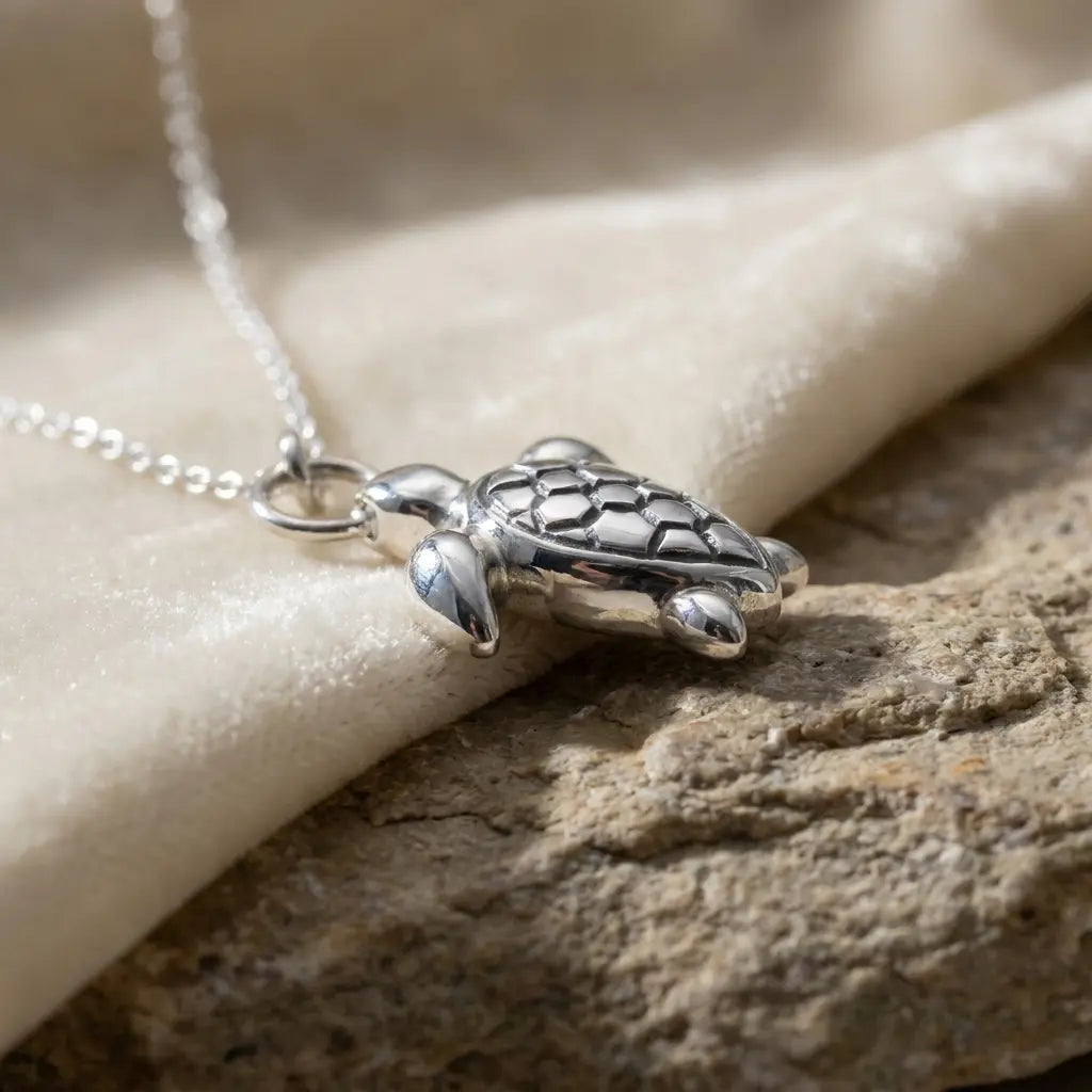 Sara Grace Jewelry ciondolo artigianale in argento 925 a forma di tartaruga – gioiello fatto a mano vista laterale