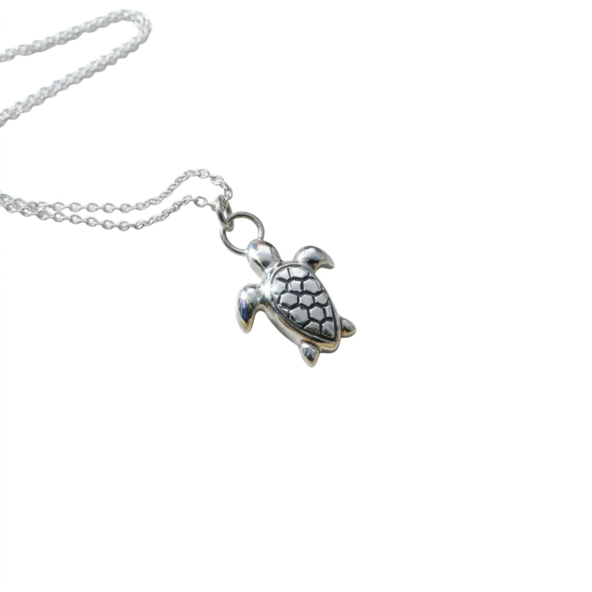 Sara Grace Jewelry - Foto Prodotto Ciondolo Tartarughina Su Sfondo Bianco